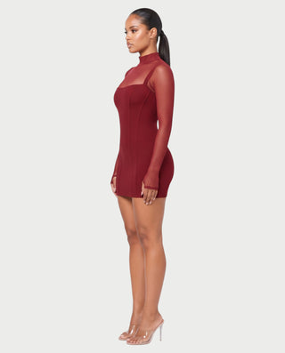 Vestido mini de malla con aberturas y detalle de cadena de JUVIA