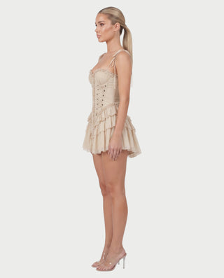 Vestido mini de malla con aberturas y detalle de cadena de JUVIA