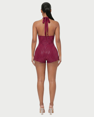 Vestido mini de malla con aberturas y detalle de cadena de JUVIA
