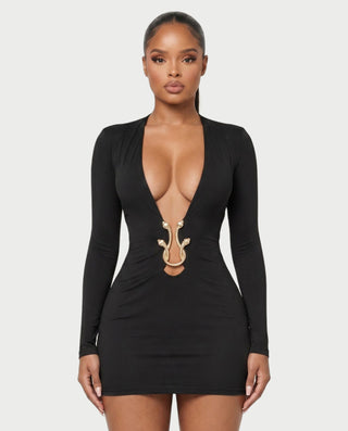 Vestido mini de malla con aberturas y detalle de cadena de JUVIA