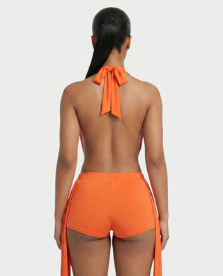 Conjunto de top halter y pantalones cortos con drapeado lateral de AVERILL 