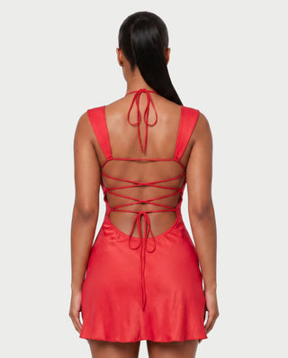 Vestido mini de malla con aberturas y detalle de cadena de JUVIA