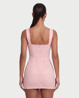 Vestido mini de malla con aberturas y detalle de cadena de JUVIA