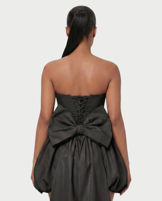 Vestido mini de malla con aberturas y detalle de cadena de JUVIA