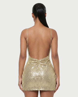 Vestido mini de malla con aberturas y detalle de cadena de JUVIA
