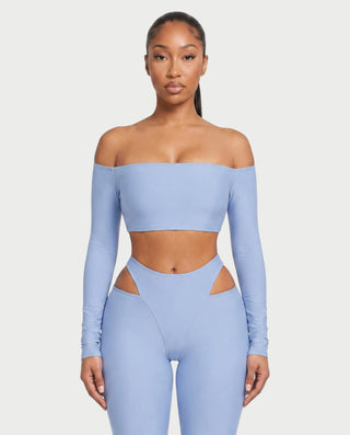 Conjunto de top de manga larga con hombros descubiertos y pantalones con aberturas de ELOWEN