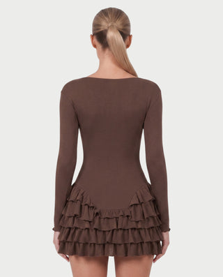 Vestido mini de malla con aberturas y detalle de cadena de JUVIA
