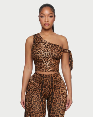 Conjunto de top corto con lazo de un solo hombro y pantalón capri BEYA