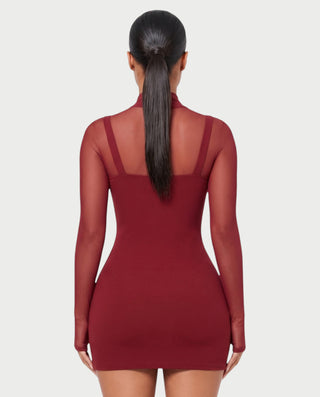 Vestido mini de malla con aberturas y detalle de cadena de JUVIA