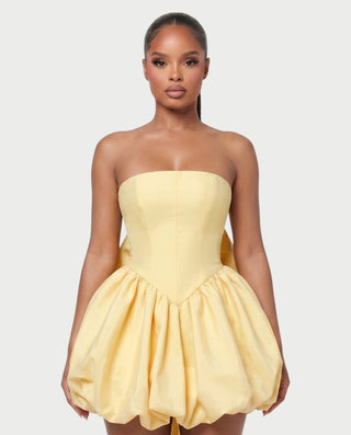 Vestido mini de malla con aberturas y detalle de cadena de JUVIA
