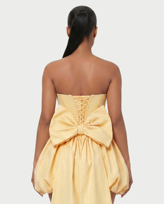 Vestido mini de malla con aberturas y detalle de cadena de JUVIA