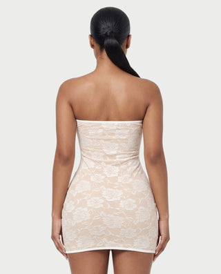 Vestido mini de malla con aberturas y detalle de cadena de JUVIA