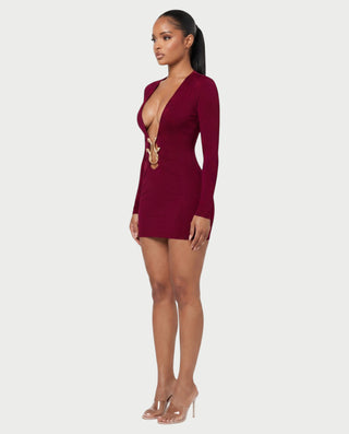 Vestido mini de malla con aberturas y detalle de cadena de JUVIA