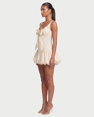 Vestido mini de malla con aberturas y detalle de cadena de JUVIA