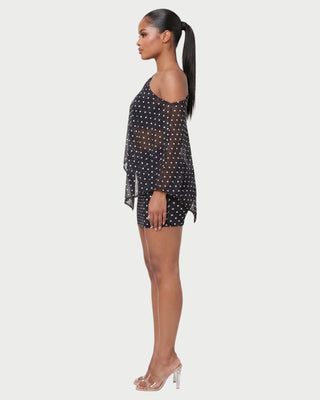 Vestido mini de malla con aberturas y detalle de cadena de JUVIA