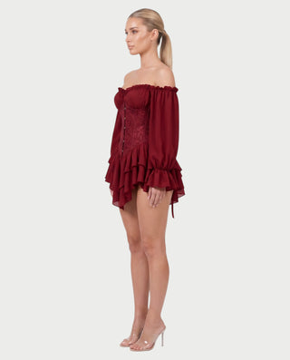Vestido mini de malla con aberturas y detalle de cadena de JUVIA
