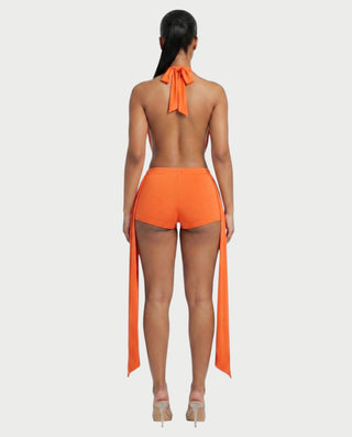 Conjunto de top halter y pantalones cortos con drapeado lateral de AVERILL 