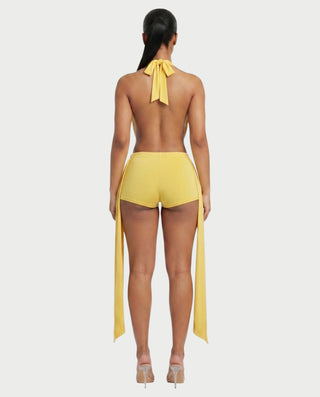 Conjunto de top halter y pantalones cortos con drapeado lateral de AVERILL 