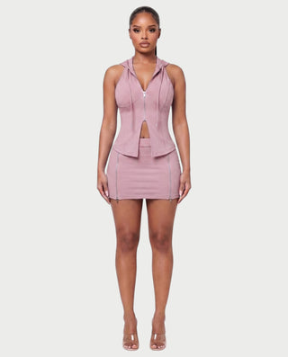 Vestido mini de malla con aberturas y detalle de cadena de JUVIA