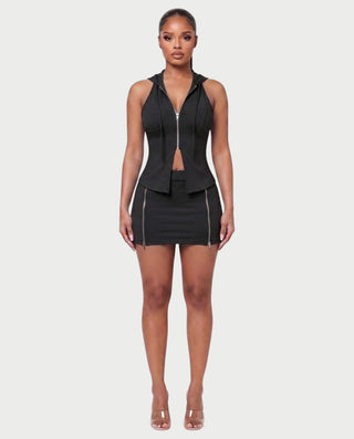 Vestido mini de malla con aberturas y detalle de cadena de JUVIA