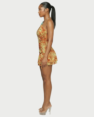 Vestido mini de malla con aberturas y detalle de cadena de JUVIA