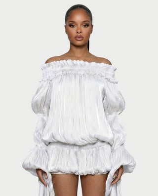 Vestido mini de malla con aberturas y detalle de cadena de JUVIA