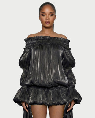 Vestido mini de malla con aberturas y detalle de cadena de JUVIA