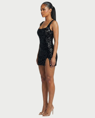 Vestido mini de malla con aberturas y detalle de cadena de JUVIA