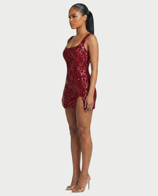 Vestido mini de malla con aberturas y detalle de cadena de JUVIA
