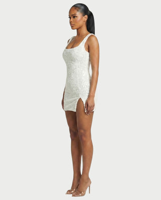 Vestido mini de malla con aberturas y detalle de cadena de JUVIA