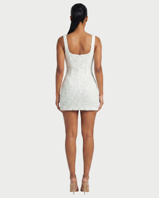 Vestido mini de malla con aberturas y detalle de cadena de JUVIA