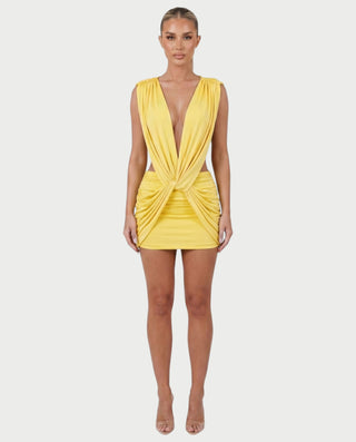 Vestido mini de malla con aberturas y detalle de cadena de JUVIA