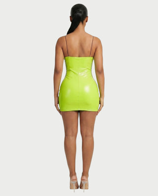 Vestido mini de malla con aberturas y detalle de cadena de JUVIA