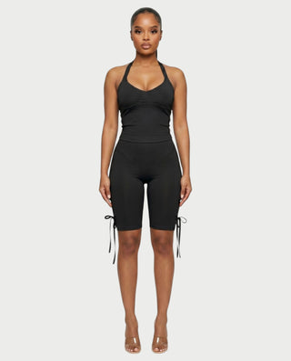 Conjunto de top corto con cuello halter y pantalones capri con lazo lateral CHIYA