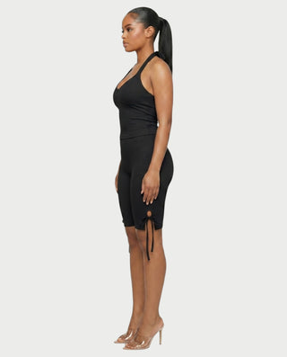 Conjunto de top corto con cuello halter y pantalones capri con lazo lateral CHIYA