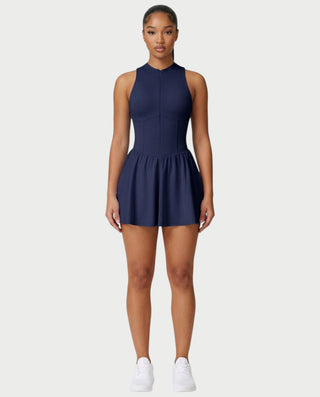 Vestido mini de malla con aberturas y detalle de cadena de JUVIA