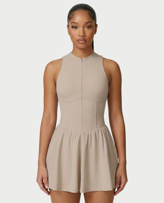 Vestido mini de malla con aberturas y detalle de cadena de JUVIA