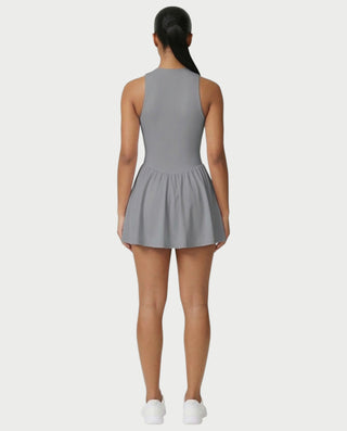 Vestido mini de malla con aberturas y detalle de cadena de JUVIA