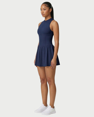 Vestido mini de malla con aberturas y detalle de cadena de JUVIA