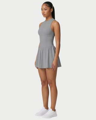 Vestido mini de malla con aberturas y detalle de cadena de JUVIA