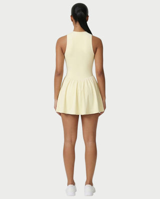 Vestido mini de malla con aberturas y detalle de cadena de JUVIA