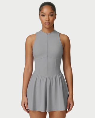 Vestido mini de malla con aberturas y detalle de cadena de JUVIA