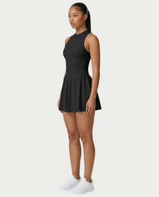 Vestido mini de malla con aberturas y detalle de cadena de JUVIA