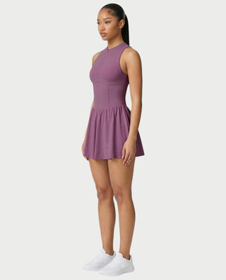 Vestido mini de malla con aberturas y detalle de cadena de JUVIA