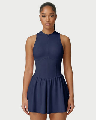 Vestido mini de malla con aberturas y detalle de cadena de JUVIA