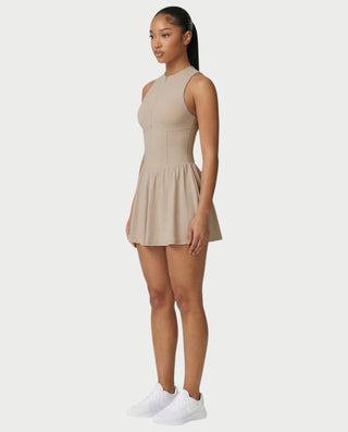 Vestido mini de malla con aberturas y detalle de cadena de JUVIA