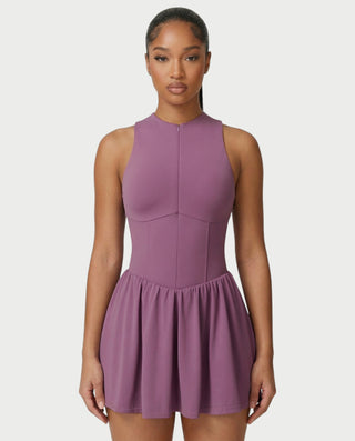 Vestido mini de malla con aberturas y detalle de cadena de JUVIA