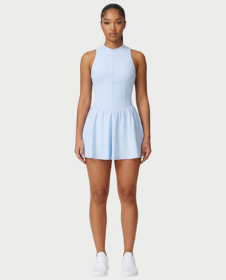 Vestido mini de malla con aberturas y detalle de cadena de JUVIA