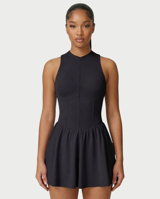 Vestido mini de malla con aberturas y detalle de cadena de JUVIA