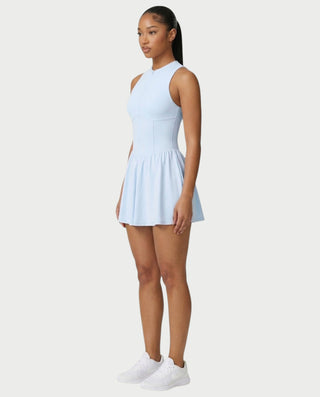 Vestido mini de malla con aberturas y detalle de cadena de JUVIA